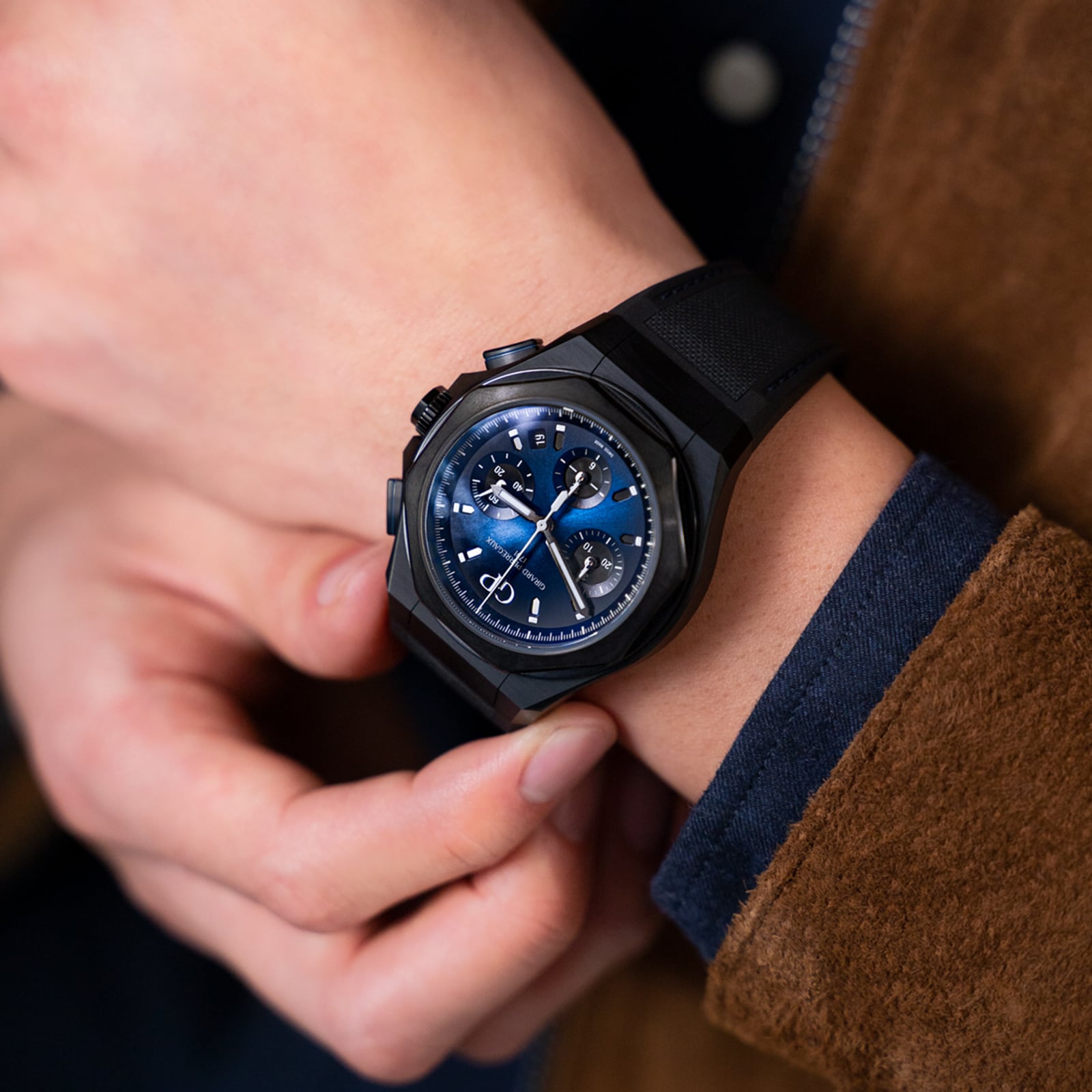 Girard-Perregaux Laureato 44mm Titanium PVD Automatic Blue Watch - Image 4
